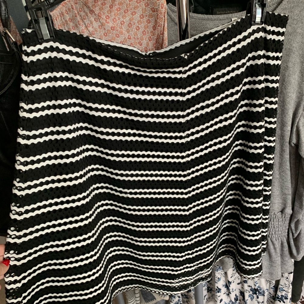 Super cute Black and white skirt Size L